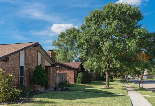 Single-detached dwelling home in suburban Dallas-Fort Worth with attached garage